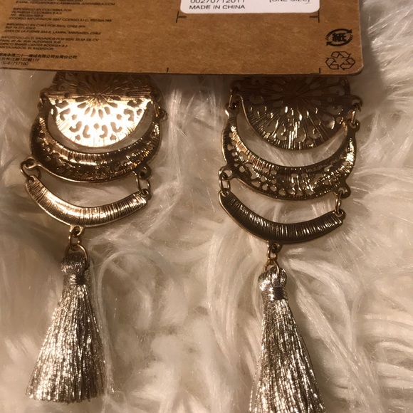 Gold colored earrings w/fringe✨ Trades or offers - Picture 3 of 3